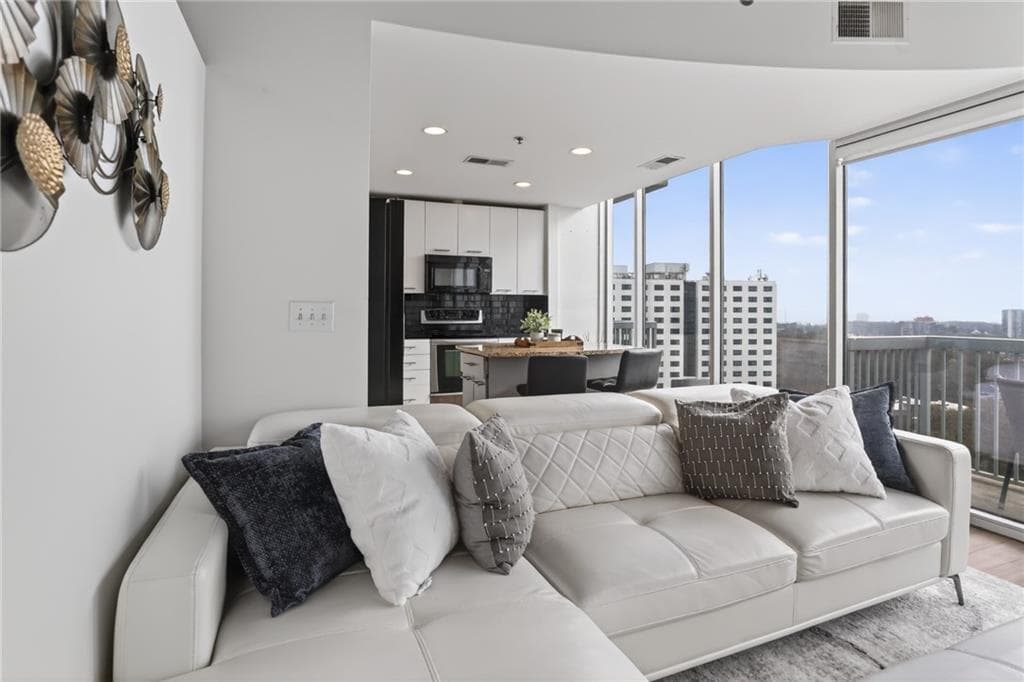 1 bedroom, 1 bathroom, 783 sq ft condominium for sale at 3324 Peachtree Road 1312, Atlanta, GA 30326 — photo 4