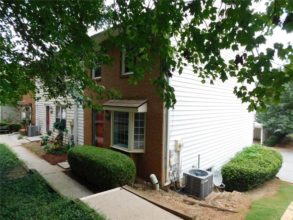3 bedroom, 4 bathroom, 1,240 sq ft townhouse for rent at 192 High Creek Drive, Roswell, GA 30076 for $1,895 a month — photo 2