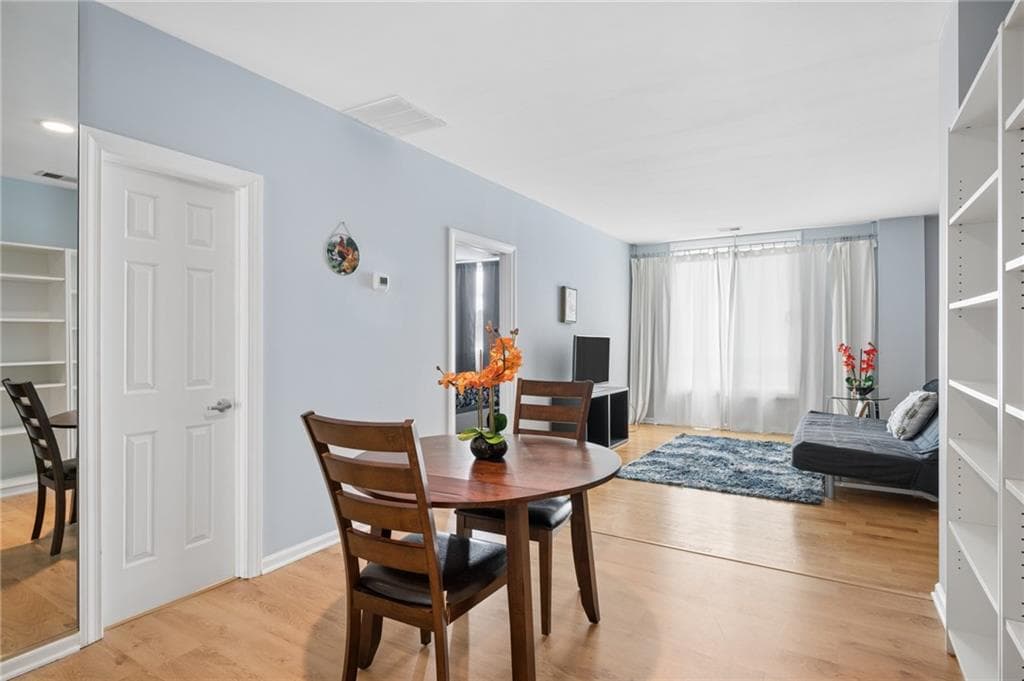 1 bedroom, 1 bathroom, 819 sq ft condominium for sale at 1421 Peachtree Street 304, Atlanta, GA 30309 — photo 3