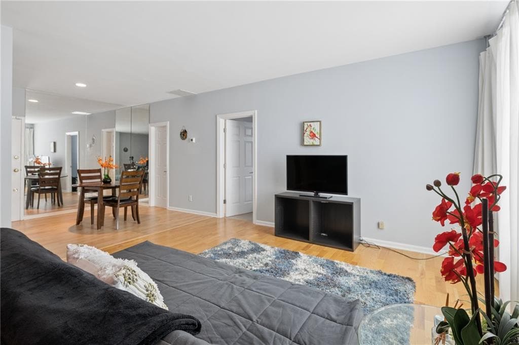 1 bedroom, 1 bathroom, 819 sq ft condominium for sale at 1421 Peachtree Street 304, Atlanta, GA 30309 — photo 6