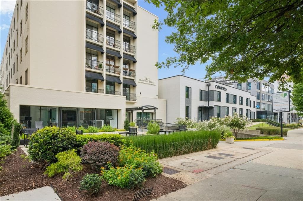 1 bedroom, 1 bathroom, 819 sq ft condominium for sale at 1421 Peachtree Street 304, Atlanta, GA 30309 — photo 1 of 30