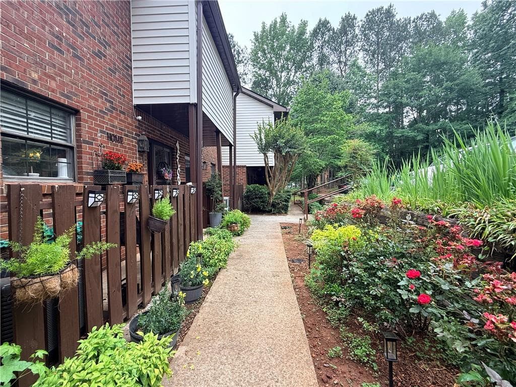 2 bedroom, 3 bathroom, 1,245 sq ft townhouse for sale at 6036 Wintergreen Road, Norcross, GA 30093 — photo 2