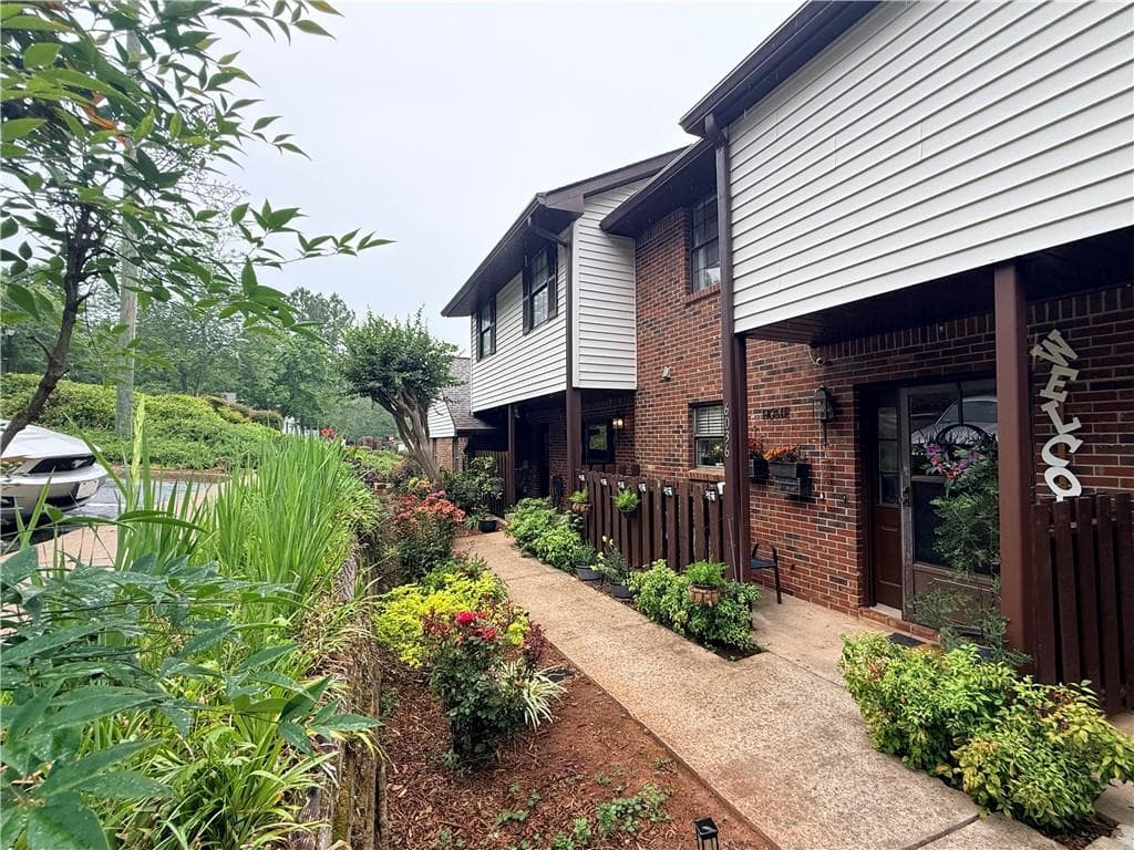 2 bedroom, 3 bathroom, 1,245 sq ft townhouse for sale at 6036 Wintergreen Road, Norcross, GA 30093 — photo 3