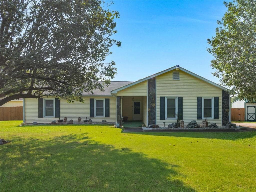 3 bedroom, 2 bathroom, 1,351 sq ft single family residence for sale at 109 Summerfield Drive, Mcdonough, GA 30253