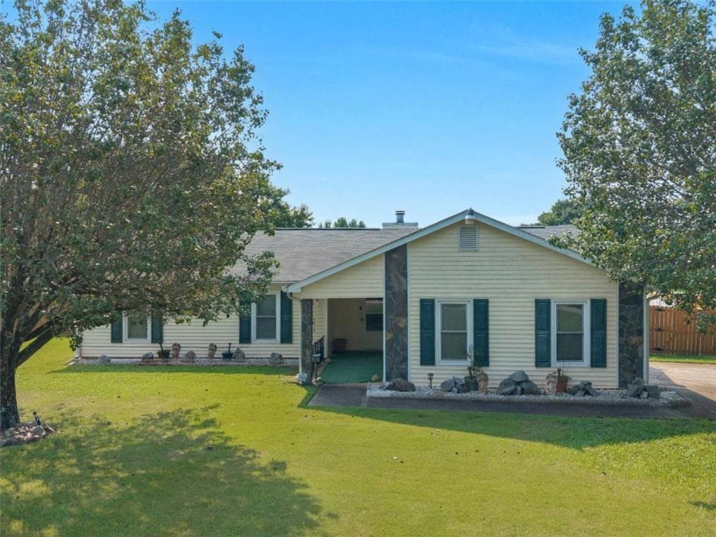 3 bedroom, 2 bathroom, 1,351 sq ft single family residence for sale at 109 Summerfield Drive, Mcdonough, GA 30253 — photo 2