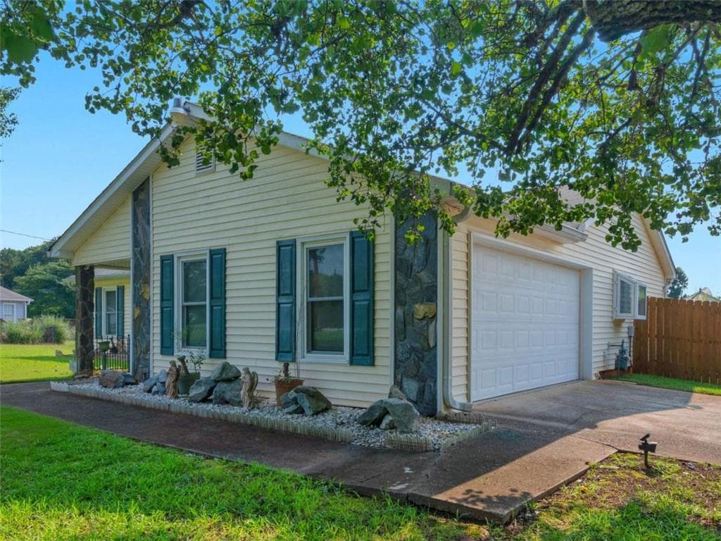 3 bedroom, 2 bathroom, 1,351 sq ft single family residence for sale at 109 Summerfield Drive, Mcdonough, GA 30253 — photo 3