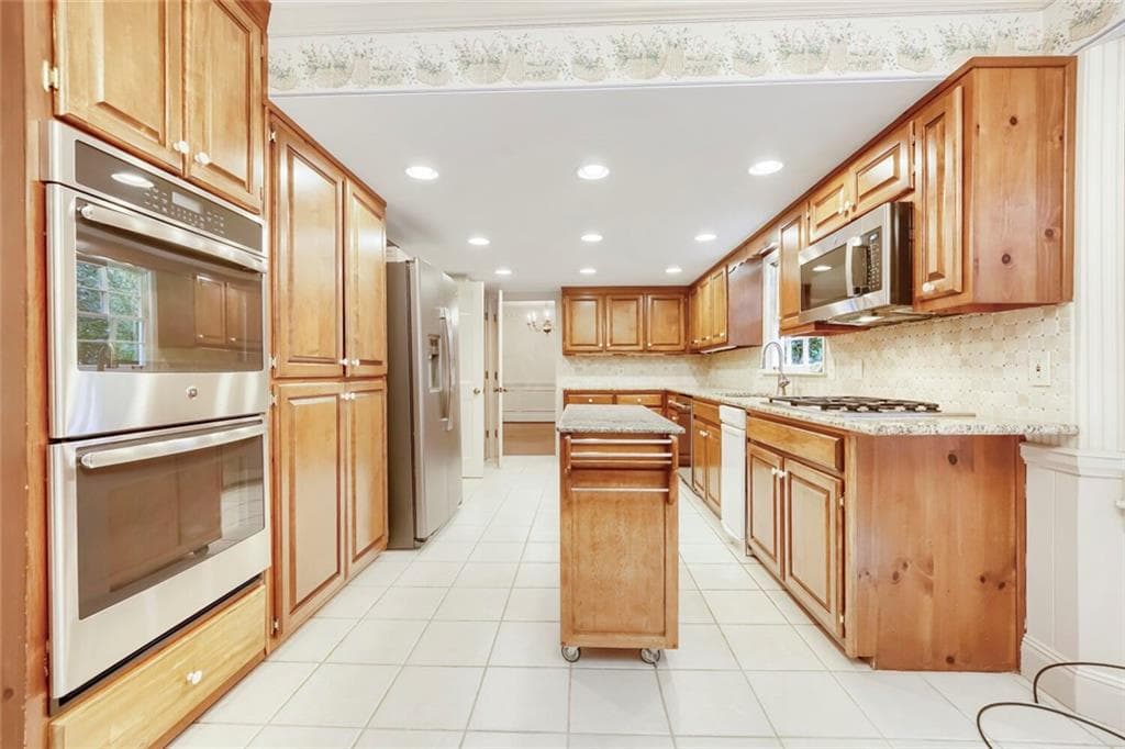 4 bedroom, 3 bathroom, 3,396 sq ft single family residence for sale at 4099 Northlake Creek Cove, Tucker, GA 30084 — photo 8
