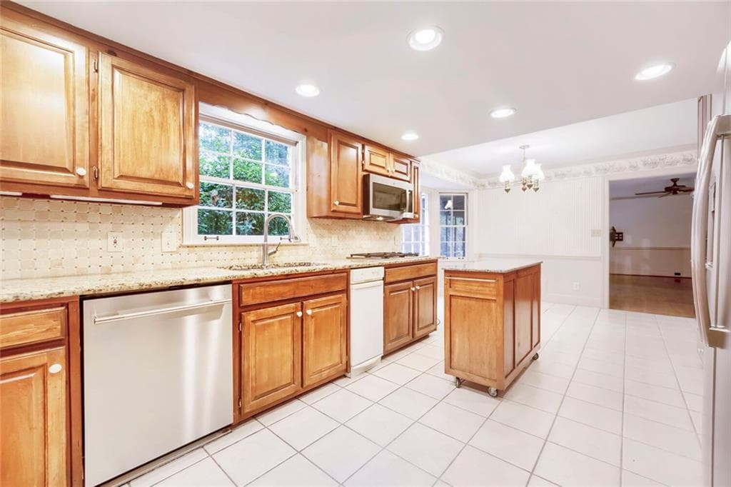 4 bedroom, 3 bathroom, 3,396 sq ft single family residence for sale at 4099 Northlake Creek Cove, Tucker, GA 30084 — photo 9
