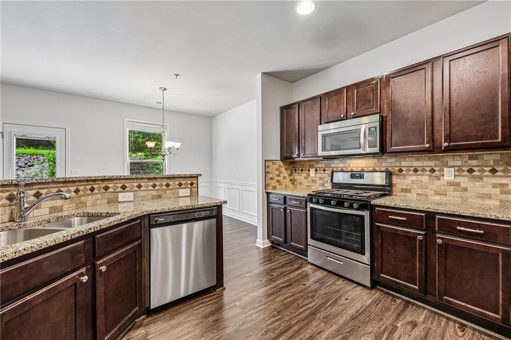 3 bedroom, 3 bathroom, 2,223 sq ft townhouse under contract at 3275 Castleberry Village Drive, Cumming, GA 30040 — photo 8