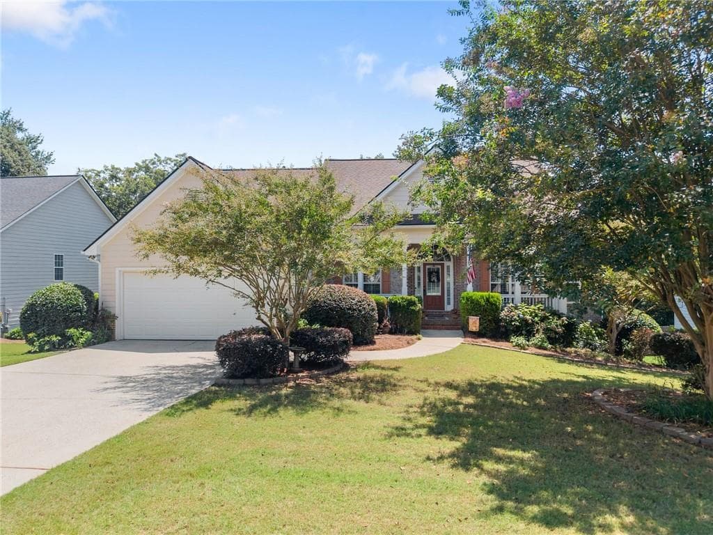 3 bedroom, 2 bathroom, 2,076 sq ft single family residence for sale at 3819 Walnut Grove Way, Gainesville, GA 30506 — photo 3