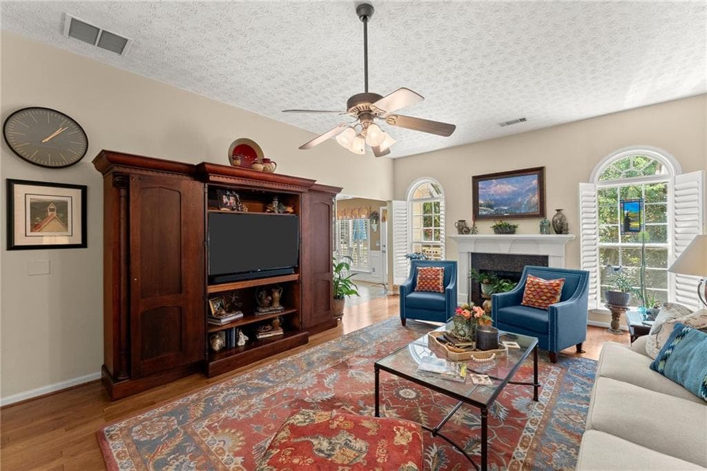 3 bedroom, 2 bathroom, 2,076 sq ft single family residence for sale at 3819 Walnut Grove Way, Gainesville, GA 30506 — photo 9