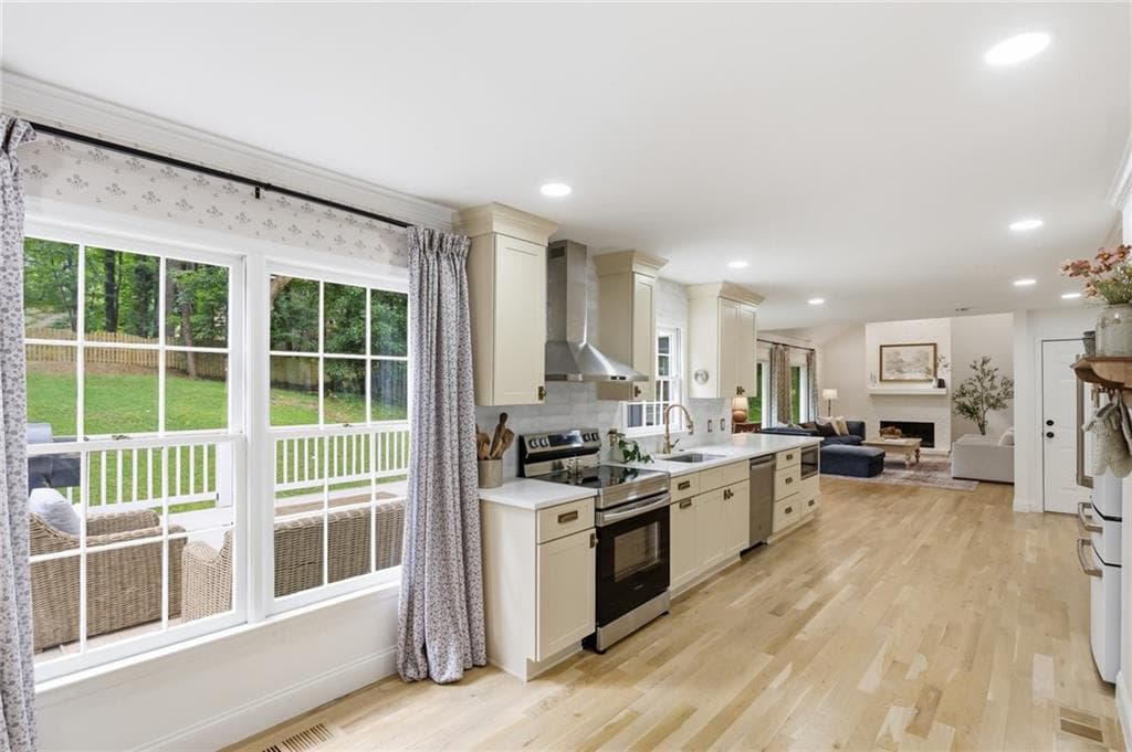 6 bedroom, 4 bathroom, 3,865 sq ft single family residence under contract at 2114 Jockey Hollow Drive, Kennesaw, GA 30152 — photo 9