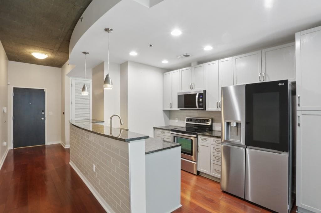 1 bedroom, 1 bathroom, 838 sq ft condominium for sale at 855 Peachtree Street 1311, Atlanta, GA 30308 — photo 2
