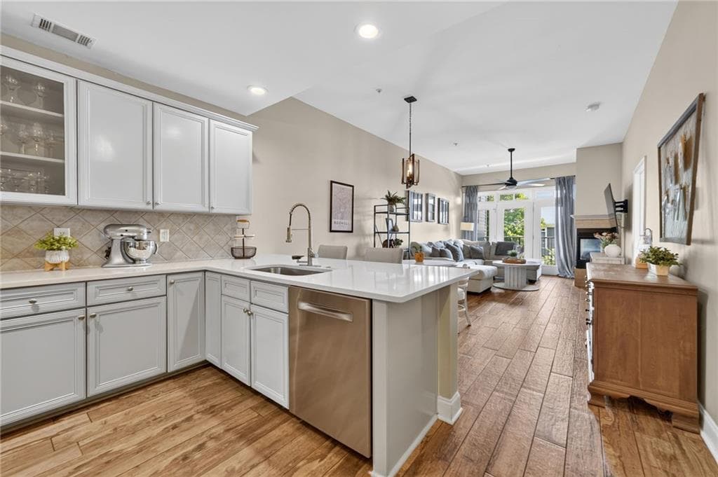 2 bedroom, 2 bathroom, 1,293 sq ft condominium for sale at 210 Creek View Lane 201, Roswell, GA 30075 — photo 2