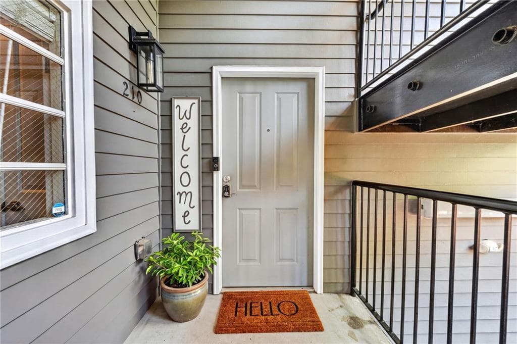 2 bedroom, 2 bathroom, 1,293 sq ft condominium for sale at 210 Creek View Lane 201, Roswell, GA 30075 — photo 3