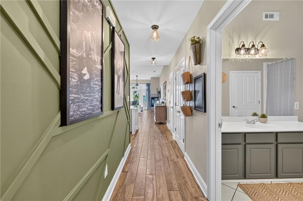 2 bedroom, 2 bathroom, 1,293 sq ft condominium for sale at 210 Creek View Lane 201, Roswell, GA 30075 — photo 4