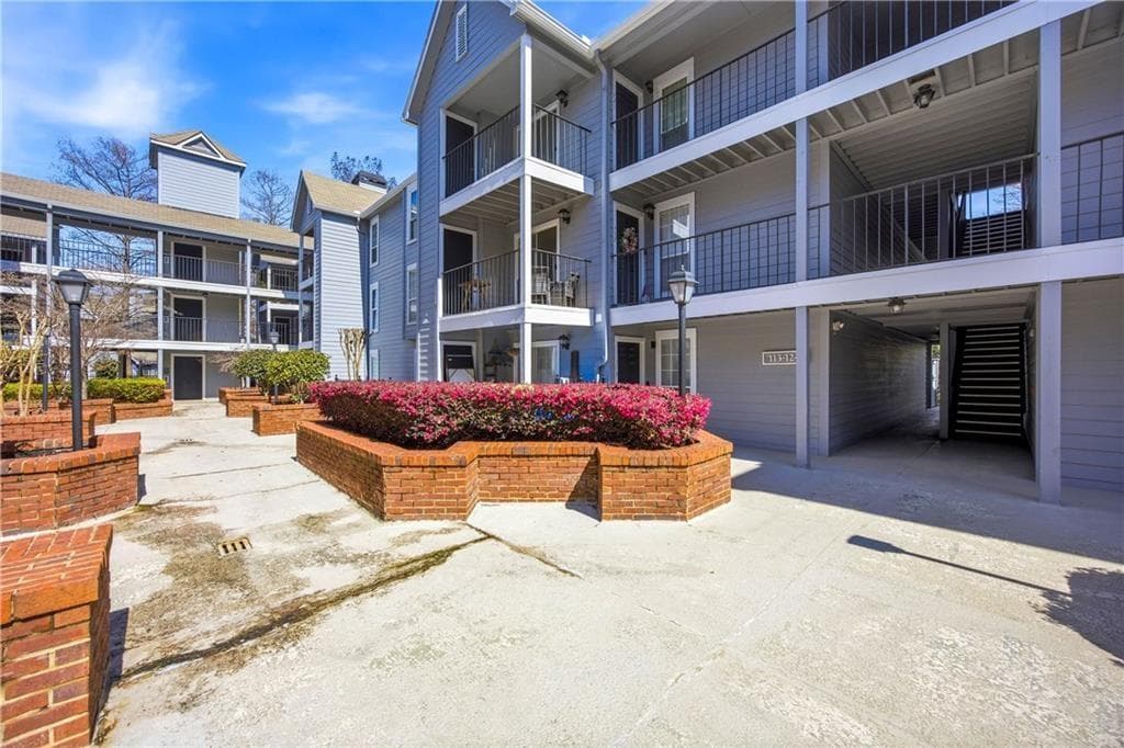 2 bedroom, 2 bathroom, 1,032 sq ft condominium for sale at 120 Granville Court, Atlanta, GA 30328 — photo 3