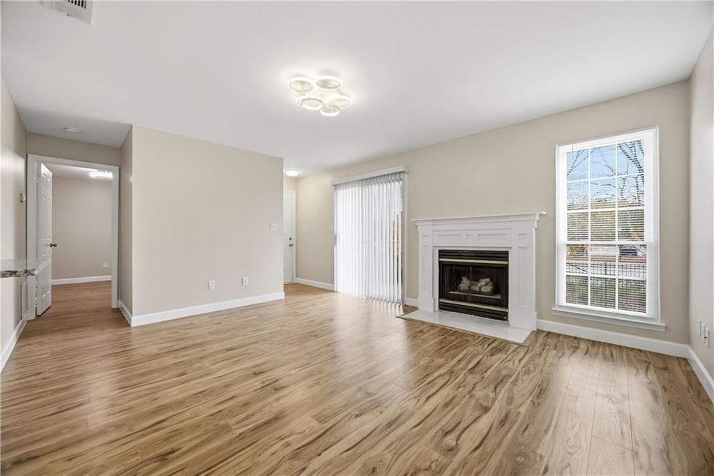 2 bedroom, 2 bathroom, 1,032 sq ft condominium for sale at 120 Granville Court, Atlanta, GA 30328 — photo 4