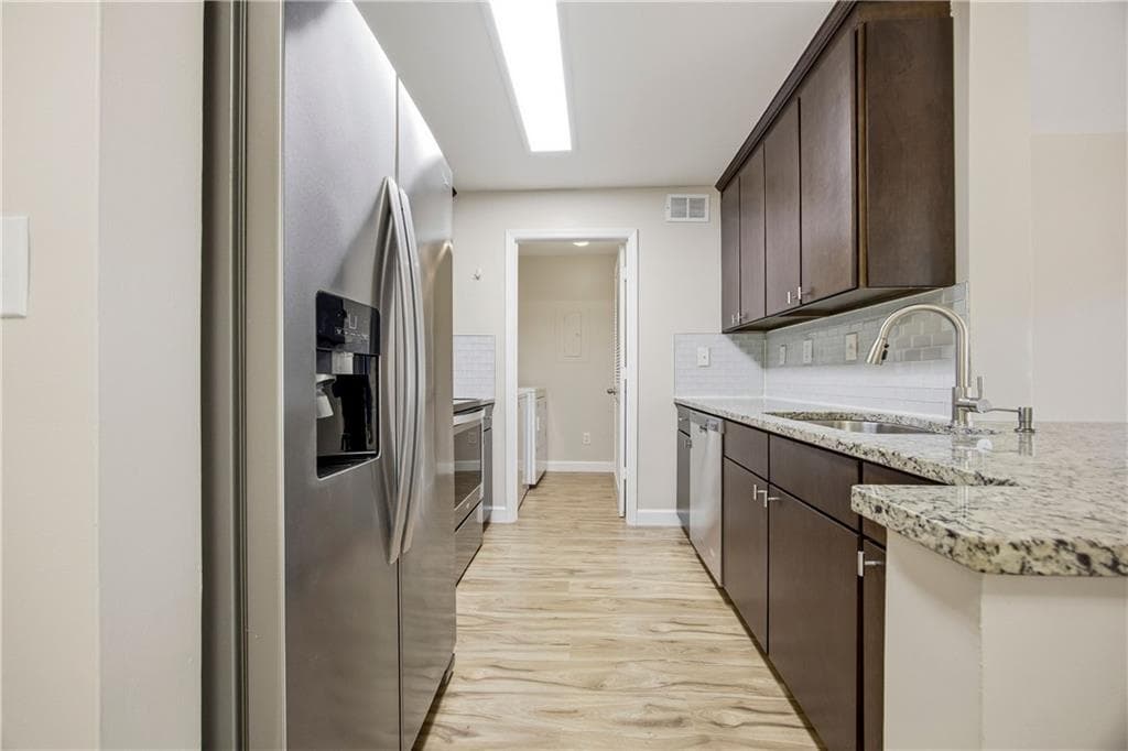 2 bedroom, 2 bathroom, 1,032 sq ft condominium for sale at 120 Granville Court, Atlanta, GA 30328 — photo 9