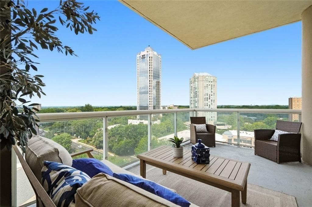 2 bedroom, 2 bathroom, 1,089 sq ft condominium for sale at 2881 Peachtree Road 1105, Atlanta, GA 30305 — photo 1 of 35