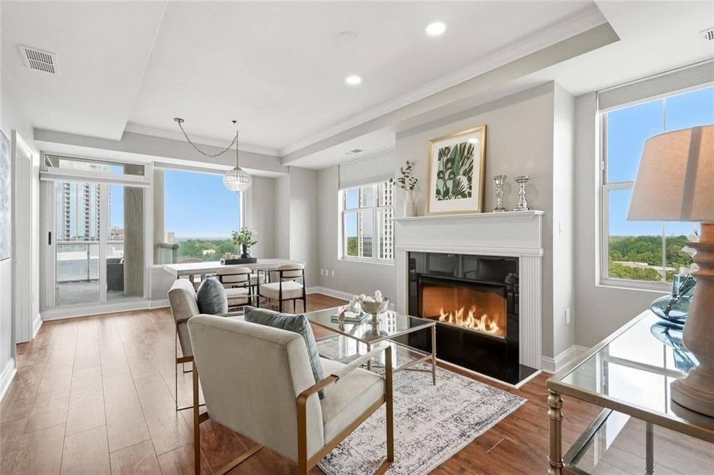 2 bedroom, 2 bathroom, 1,089 sq ft condominium for sale at 2881 Peachtree Road 1105, Atlanta, GA 30305 — photo 3