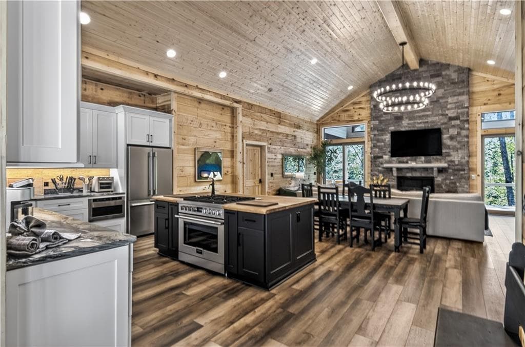 5 bedroom, 6 bathroom, 4,518 sq ft single family residence for sale at 245 Bear Paw Trail, Blue Ridge, GA 30513 — photo 5