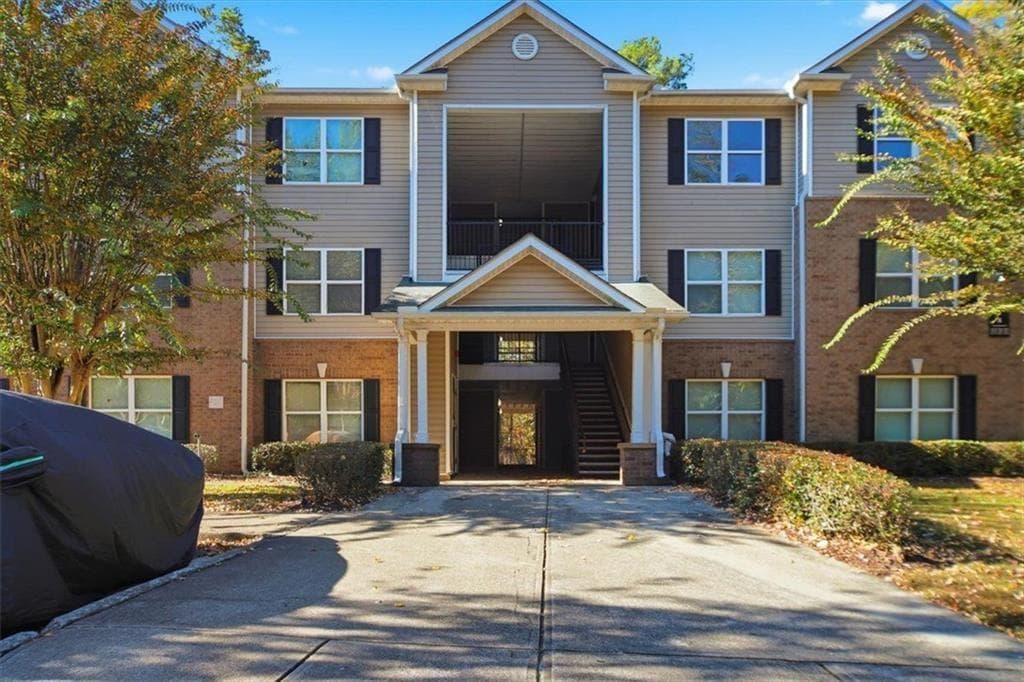 3 bedroom, 2 bathroom, 1,292 sq ft condominium for sale at 8201 Fairington Village Drive, Lithonia, GA 30038