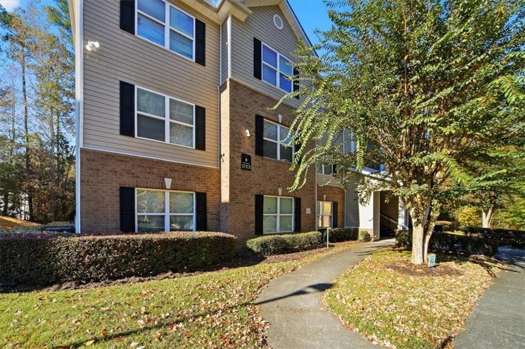 3 bedroom, 2 bathroom, 1,292 sq ft condominium for sale at 8201 Fairington Village Drive, Lithonia, GA 30038 — photo 2