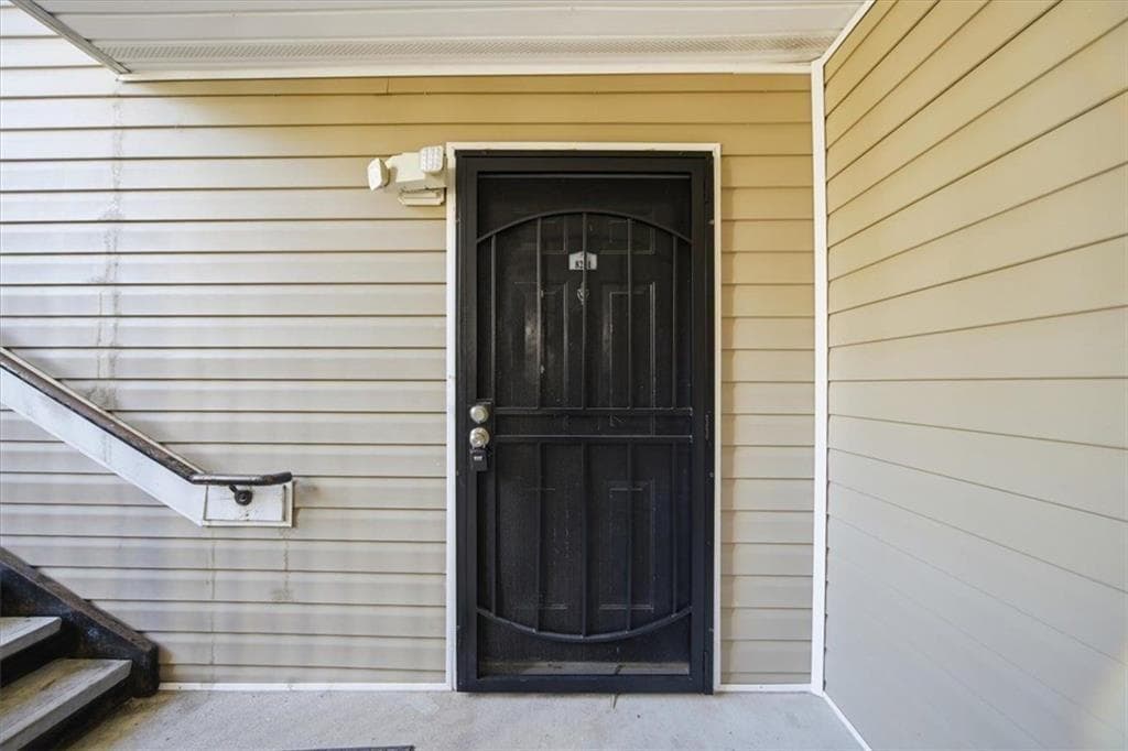 3 bedroom, 2 bathroom, 1,292 sq ft condominium for sale at 8201 Fairington Village Drive, Lithonia, GA 30038 — photo 3