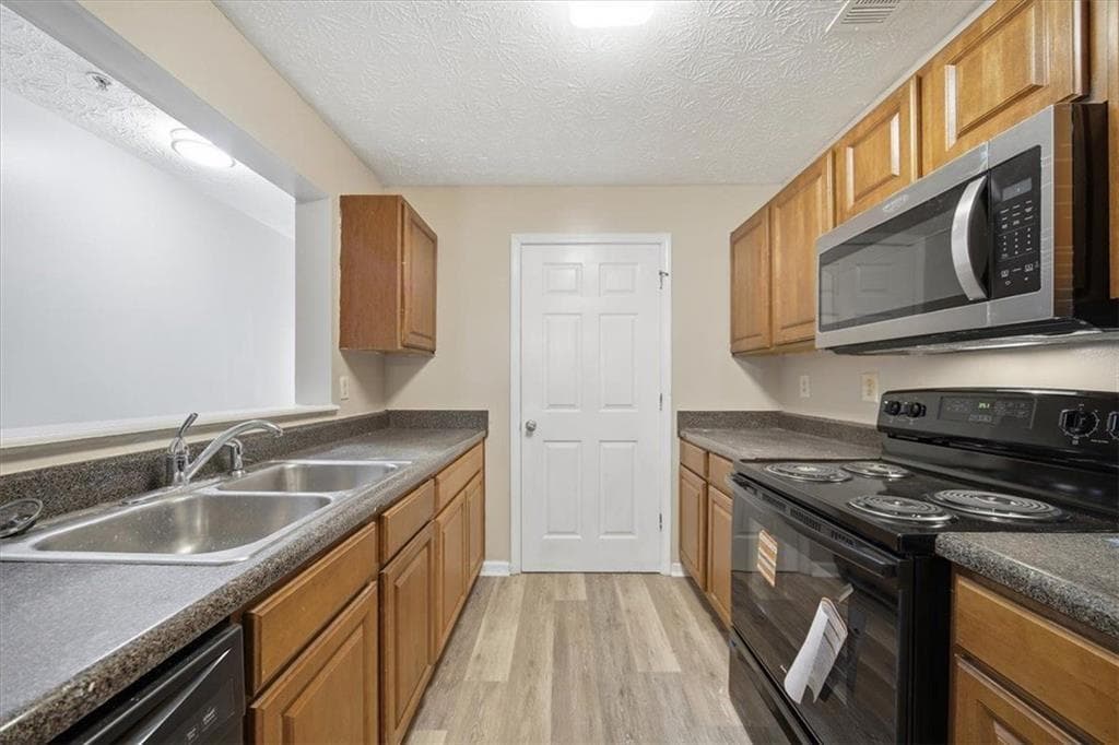 3 bedroom, 2 bathroom, 1,292 sq ft condominium for sale at 8201 Fairington Village Drive, Lithonia, GA 30038 — photo 6