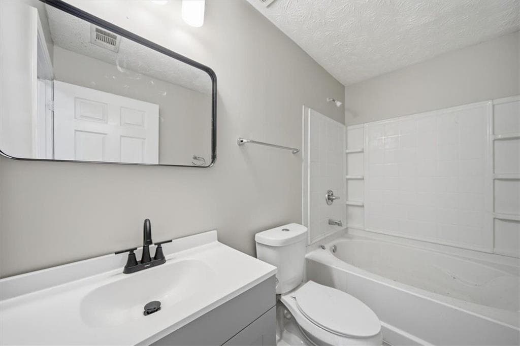 3 bedroom, 2 bathroom, 1,292 sq ft condominium for sale at 8201 Fairington Village Drive, Lithonia, GA 30038 — photo 9