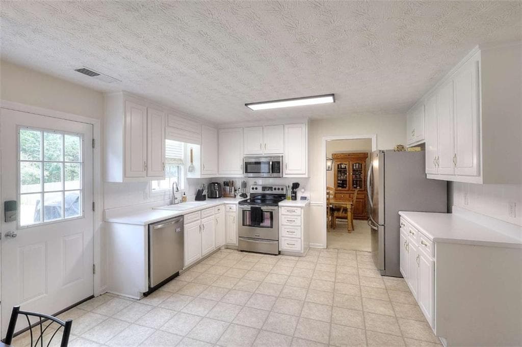 4 bedroom, 3 bathroom, 2,406 sq ft single family residence for sale at 520 Ansley Forest Drive, Monroe, GA 30655 — photo 6