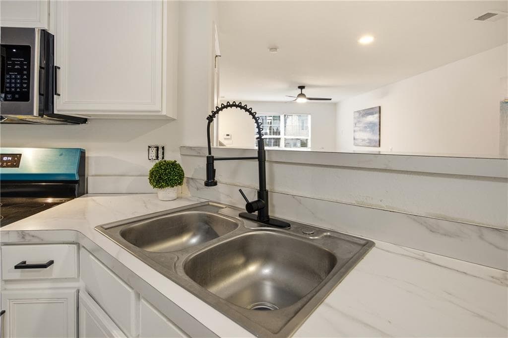 3 bedroom, 3 bathroom, 1,382 sq ft townhouse under contract at 1955 Shawn Wayne Circle, Atlanta, GA 30316 — photo 9