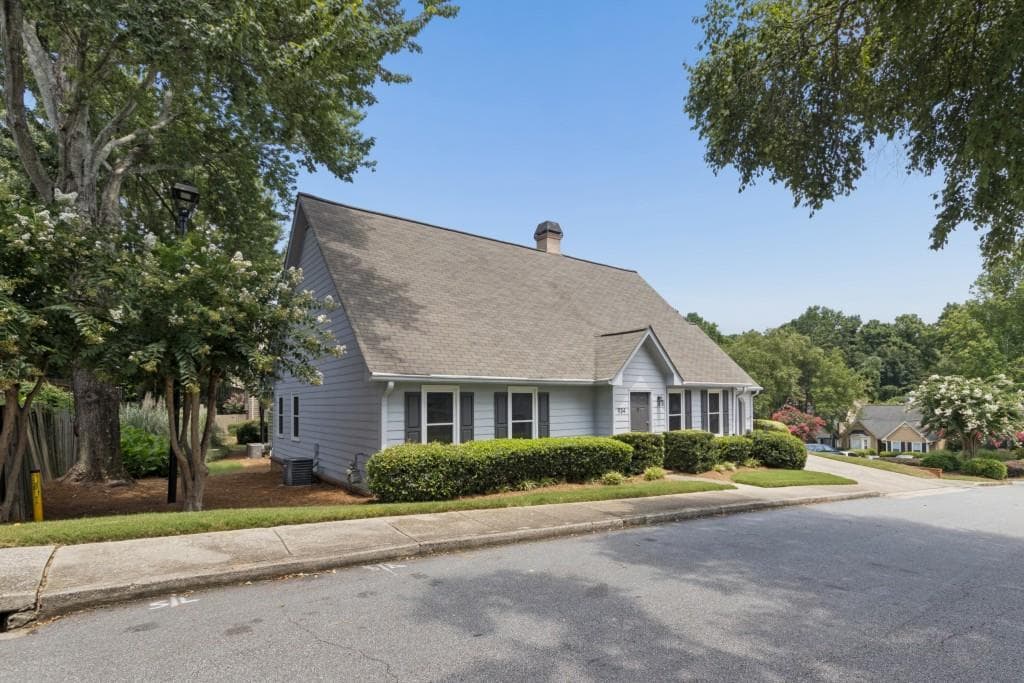 3 bedroom, 3 bathroom, 1,716 sq ft townhouse for sale at 934 Lenox Hill Court, Atlanta, GA 30324 — photo 2