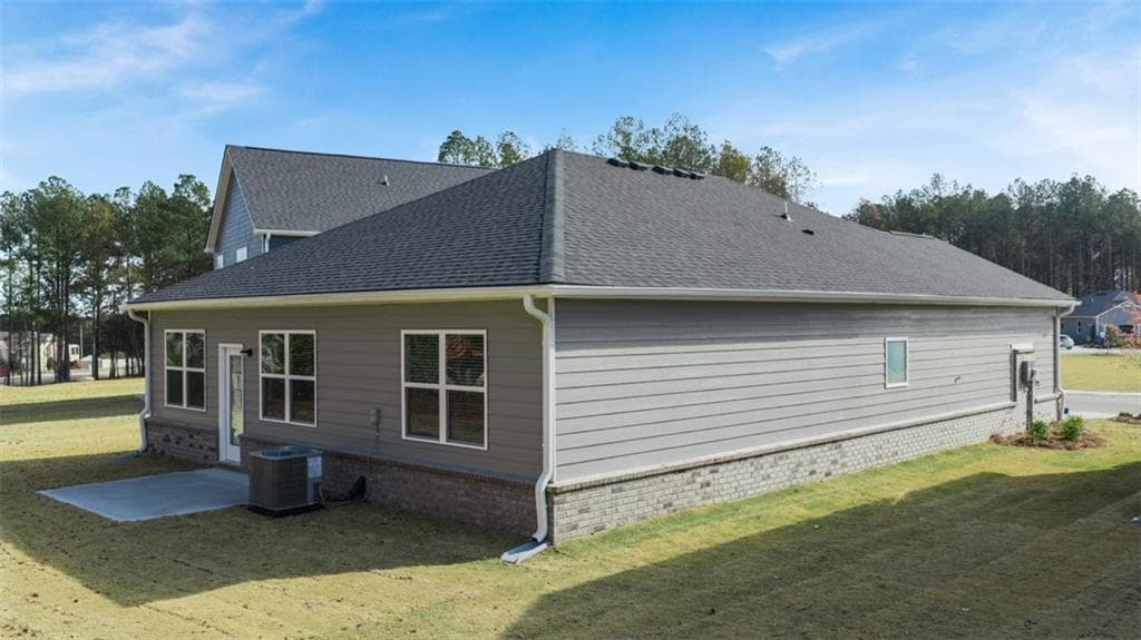 3 bedroom, 2 bathroom, 1,714 sq ft single family residence for sale at 300 Bristol Boulevard, Winder, GA 30680 — photo 2