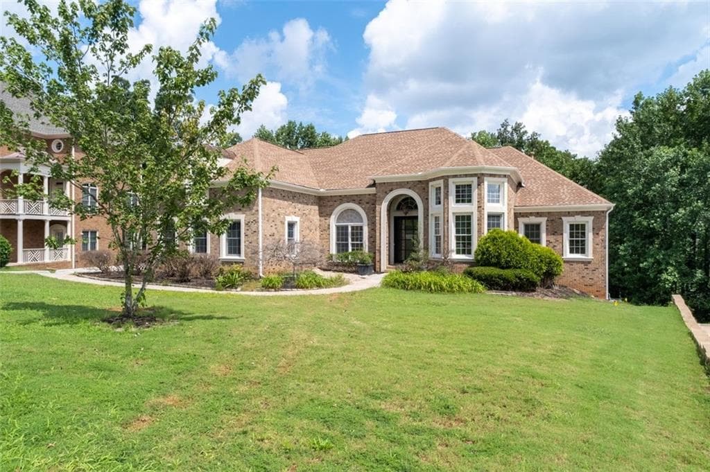 5 bedroom, 5 bathroom, 4,118 sq ft single family residence under contract at 5173 Barrington Trace Drive, Atlanta, GA 30331 — photo 2