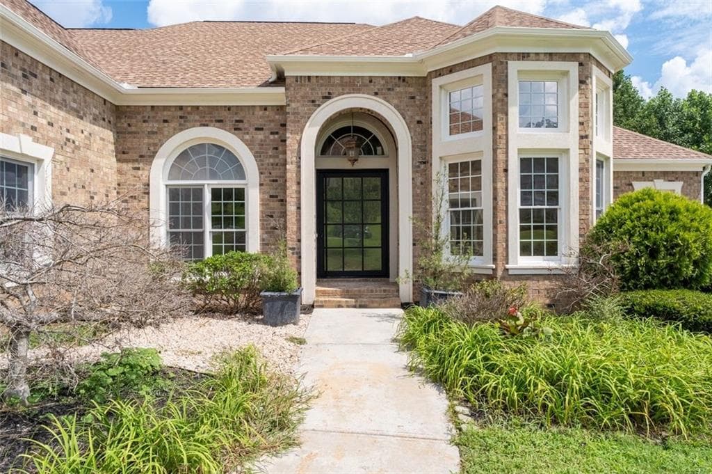5 bedroom, 5 bathroom, 4,118 sq ft single family residence under contract at 5173 Barrington Trace Drive, Atlanta, GA 30331 — photo 4