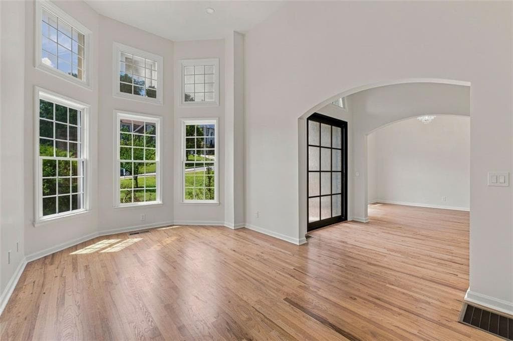 5 bedroom, 5 bathroom, 4,118 sq ft single family residence under contract at 5173 Barrington Trace Drive, Atlanta, GA 30331 — photo 8