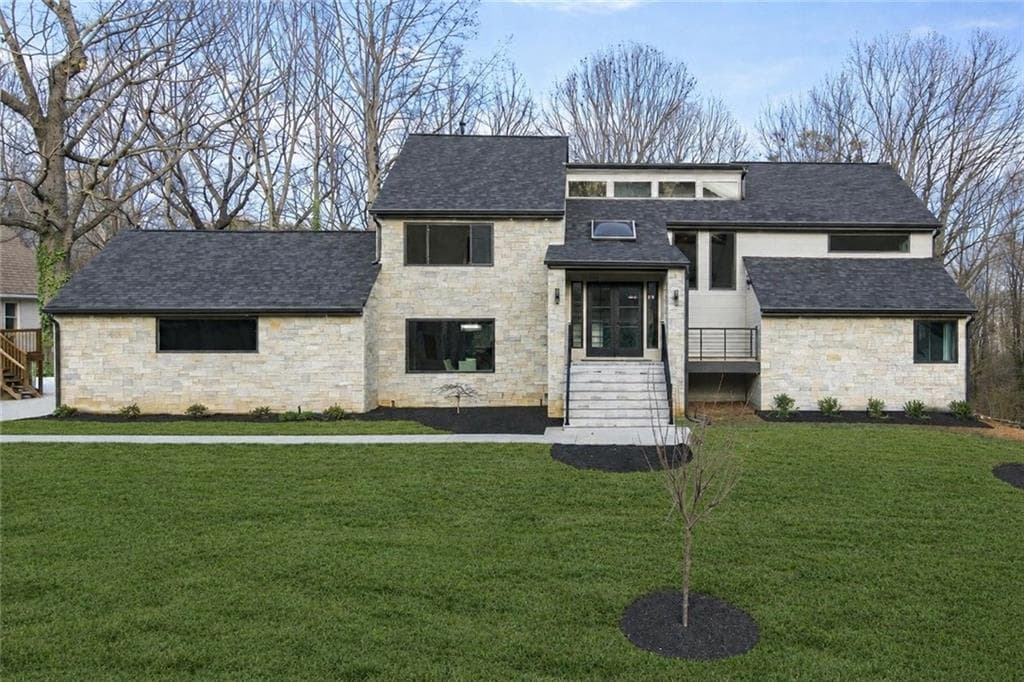 7 bedroom, 5 bathroom, 5,264 sq ft single family residence under contract at 250 Bruton Way, Sandy Springs, GA 30342 — photo 2