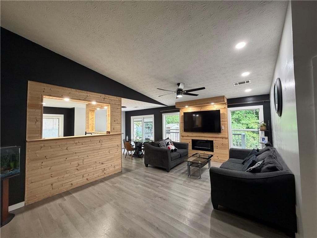 3 bedroom, 2 bathroom, 1,310 sq ft single family residence under contract at 2301 Marshes Glenn Drive, Norcross, GA 30071 — photo 7