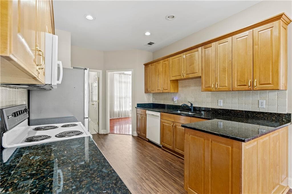 3 bedroom, 2 bathroom, 2,278 sq ft single family residence for sale at 4838 Netherlands Place, Flowery Branch, GA 30542 — photo 8