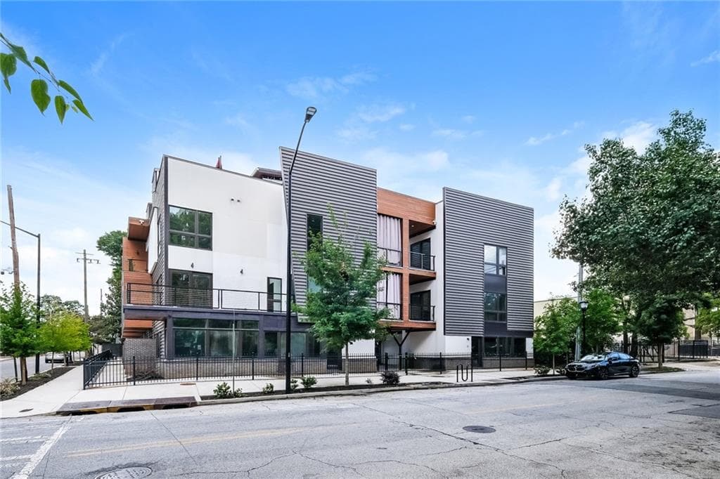2 bedroom, 3 bathroom, 1,761 sq ft townhouse for rent at 367 Parkway Drive 8, Atlanta, GA 30312 for $3,250 a month