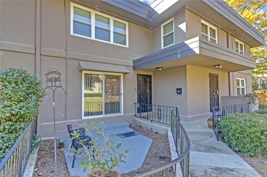 2 bedroom, 2 bathroom, 1,168 sq ft condominium for sale at 276 Lakemoore Drive E, Atlanta, GA 30342 — photo 4