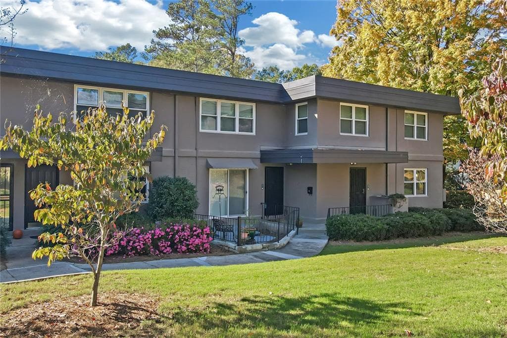 2 bedroom, 2 bathroom, 1,168 sq ft condominium for sale at 276 Lakemoore Drive E, Atlanta, GA 30342 — photo 2