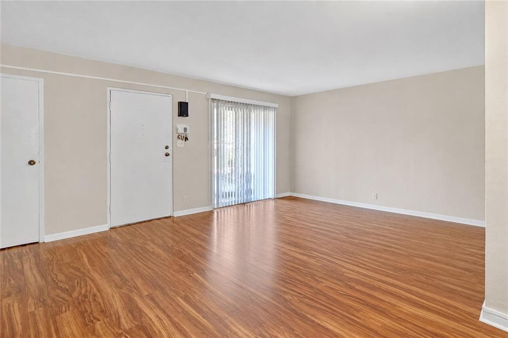 2 bedroom, 2 bathroom, 1,168 sq ft condominium for sale at 276 Lakemoore Drive E, Atlanta, GA 30342 — photo 6