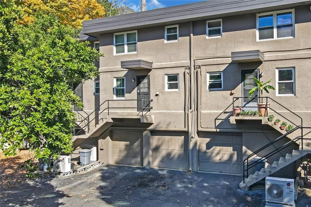 2 bedroom, 2 bathroom, 1,168 sq ft condominium for sale at 276 Lakemoore Drive E, Atlanta, GA 30342