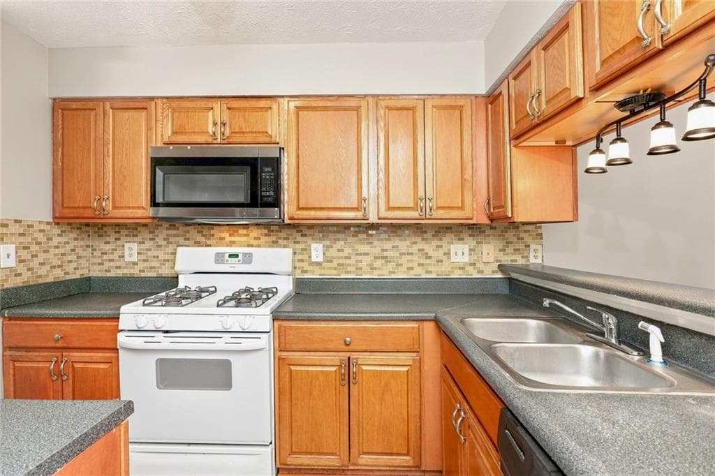 2 bedroom, 2 bathroom, 1,092 sq ft townhouse for rent at 6661 Witherington Court, Norcross, GA 30093 for $1,495 a month — photo 10