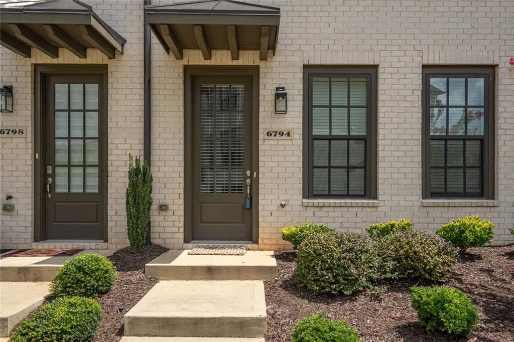3 bedroom, 4 bathroom, 2,739 sq ft townhouse for sale at 6794 Encore Boulevard, Sandy Springs, GA 30328 — photo 2