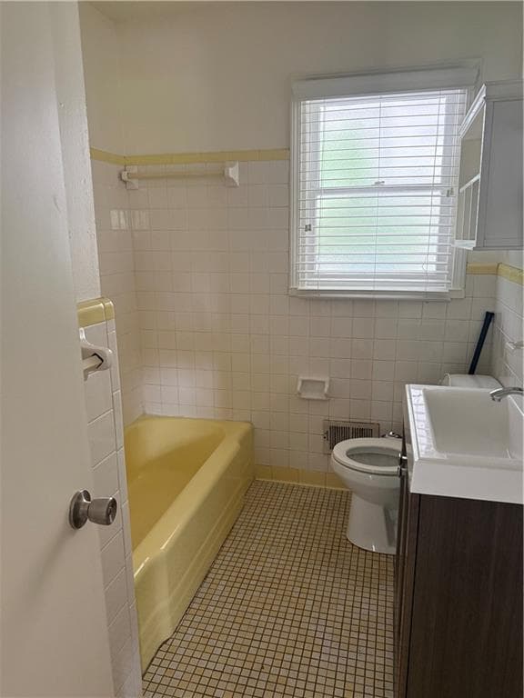 3 bedroom, 2 bathroom, 1,299 sq ft single family residence for rent at 2404 Elmwood Circle, Atlanta, GA 30339 for $2,295 a month — photo 8