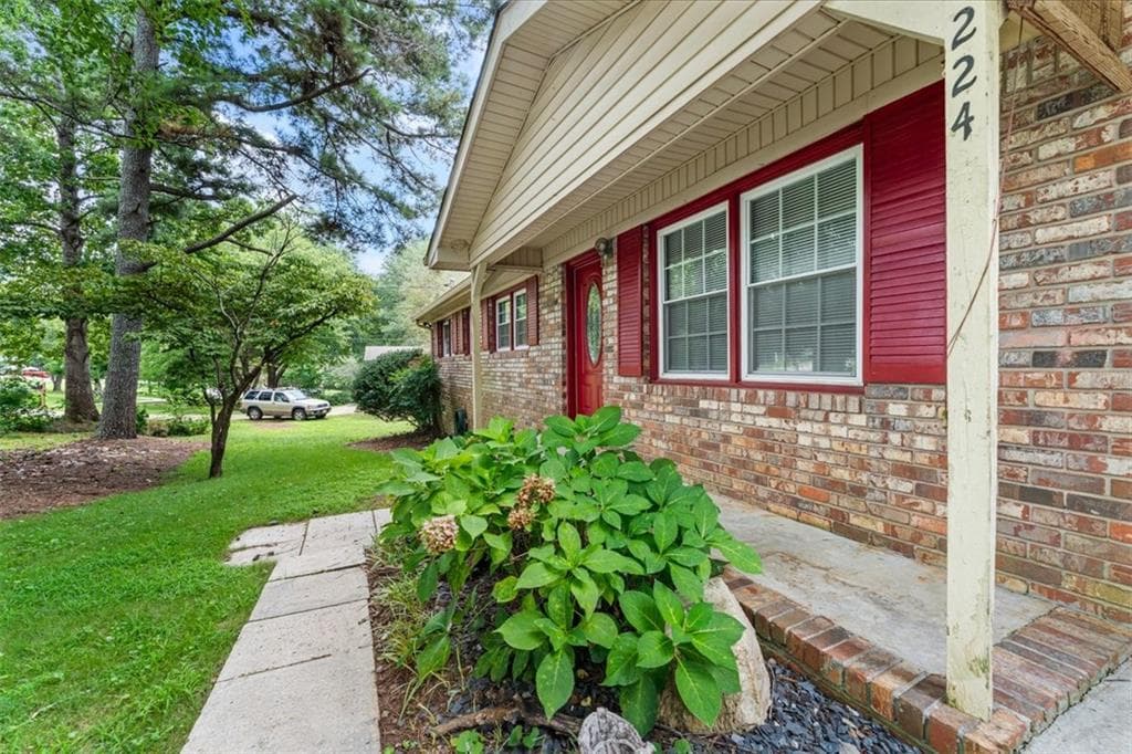 3 bedroom, 2 bathroom, 1,220 sq ft single family residence under contract at 224 Spanish Trails Way, Dallas, GA 30157 — photo 3